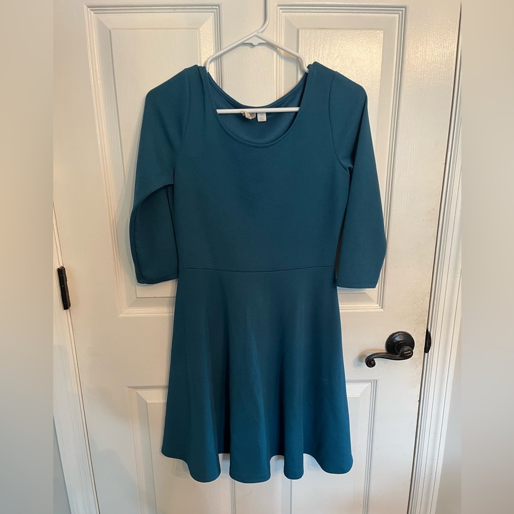 Turquoise 3/4 sleeve Francesca’s Dress with Bow Detail in Back, size: women’s M